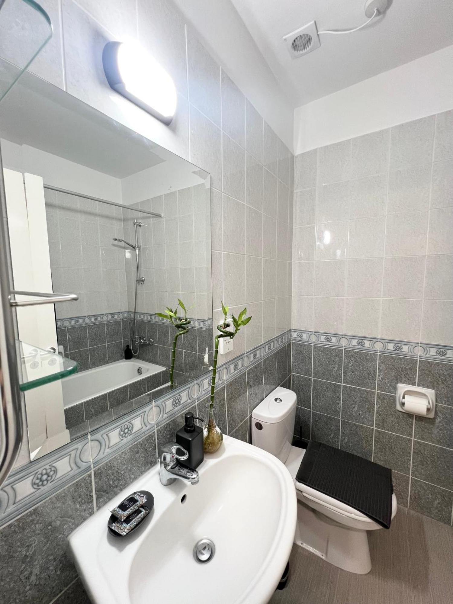 212 Apartment, A 2-Bedroom Escape Paphos Ngoại thất bức ảnh