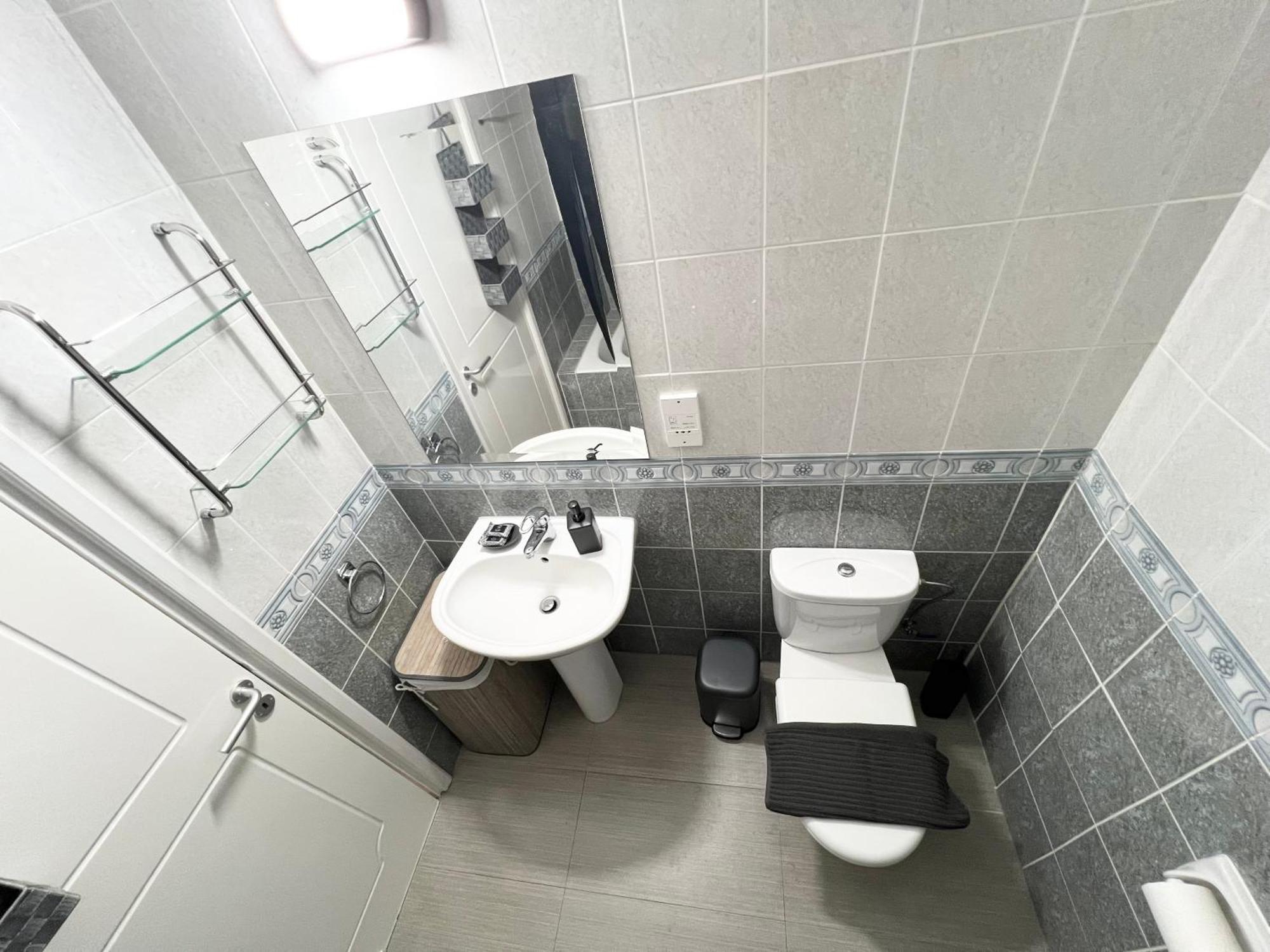 212 Apartment, A 2-Bedroom Escape Paphos Ngoại thất bức ảnh